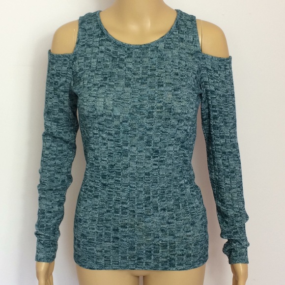 Hollister Tops - 🎀Hollister Cold Shoulder Top